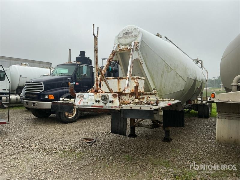 Fruehauf 1000 cft T/A Pneumatic Bulk Trailer (Inoperable)