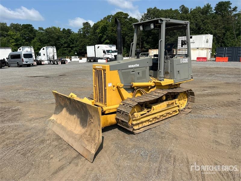 Komatsu D32E-1
