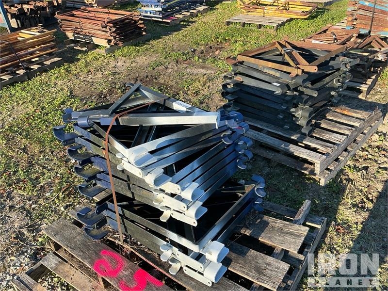Échafaudage Quantity of (2) Pallets of Outriggers for Scaffold — occasion