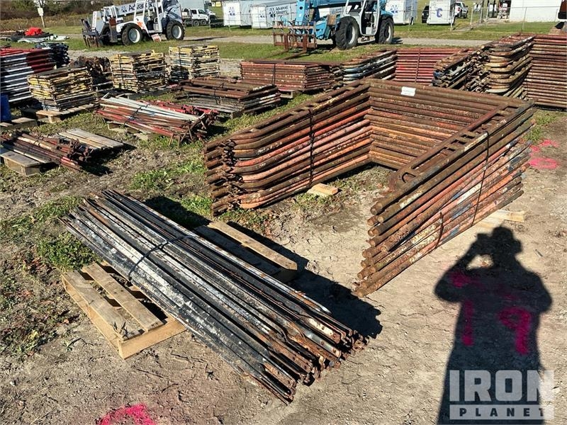 Échafaudage Quantity of (50) Braces and (19) Panels for Scaffo — occasion