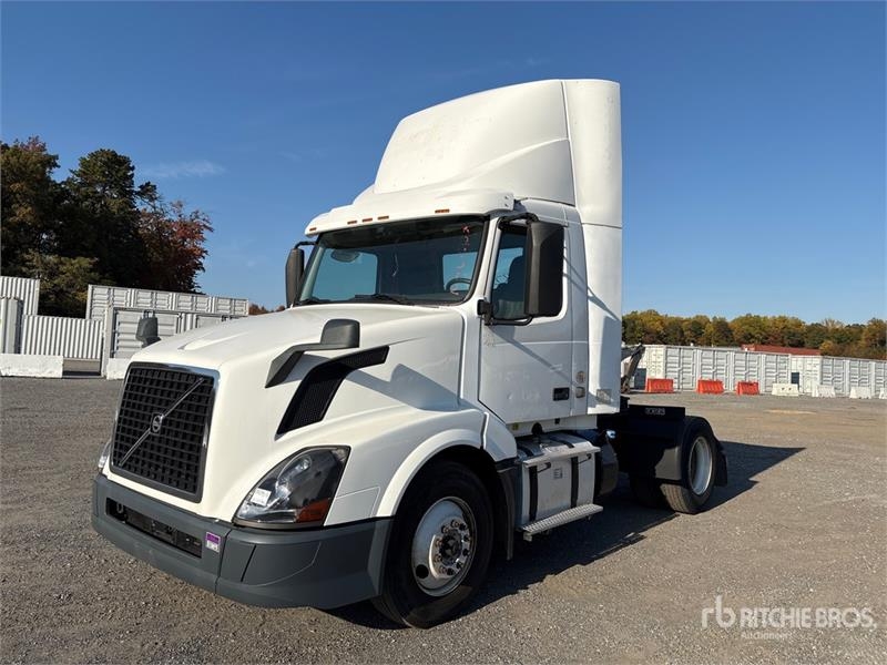 Tracteur routier Volvo VNL42T — occasion 2018