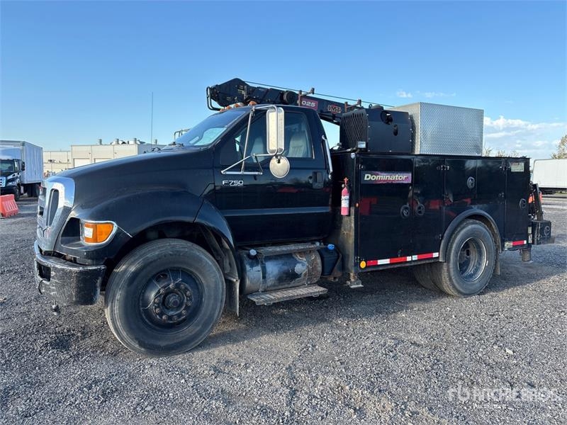 Utilitaire benne Ford F-750 — occasion 2011