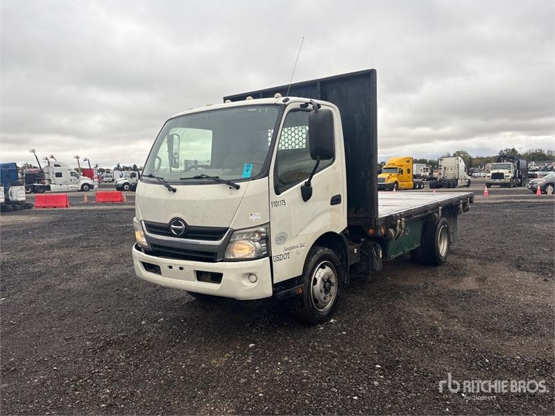Camion plateau Hino 195 — occasion 2014