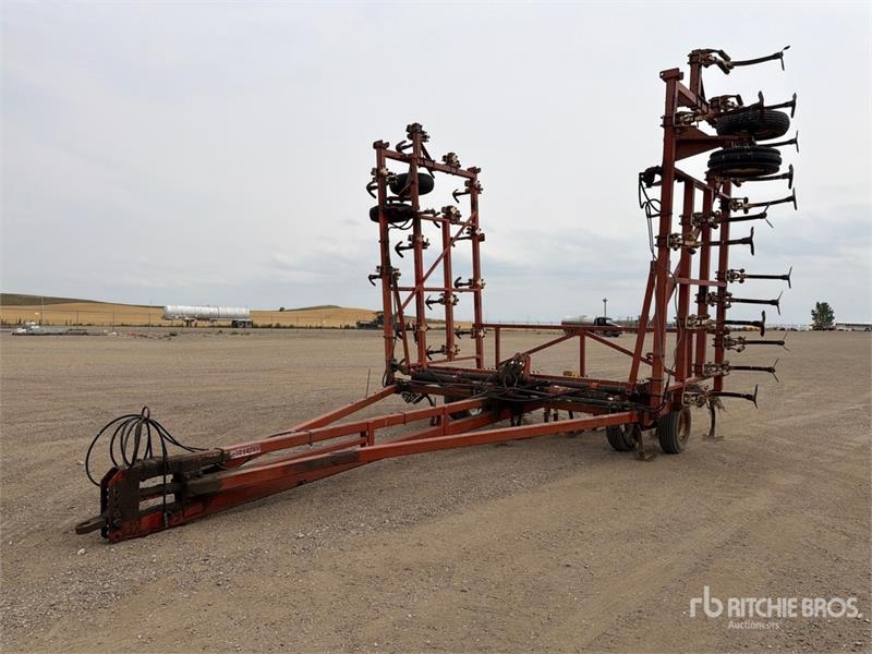 Charrue International 40 ft Chisel Plow — occasion