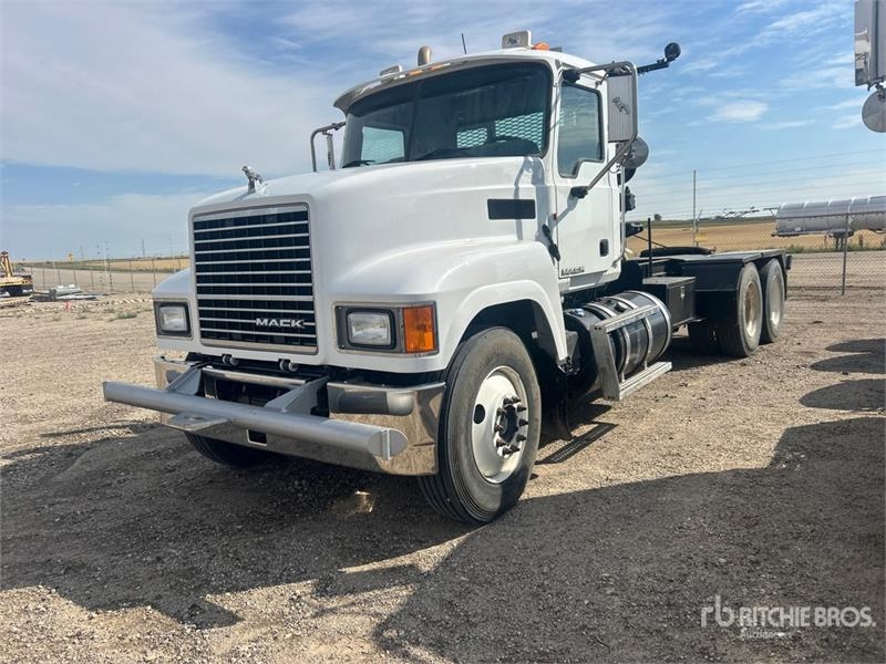Mack CH613