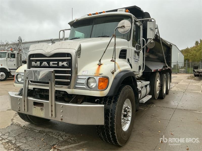 Camion benne Mack CV713 — occasion 2004