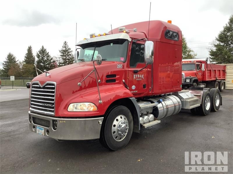 Tracteur routier Mack CXU613 — occasion 2012
