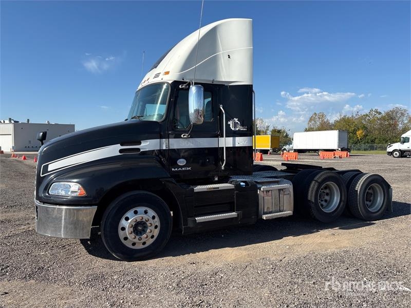 Tracteur routier Mack CXU613 Pinnacle 6x2 T/A Day Cab — occasion 2016