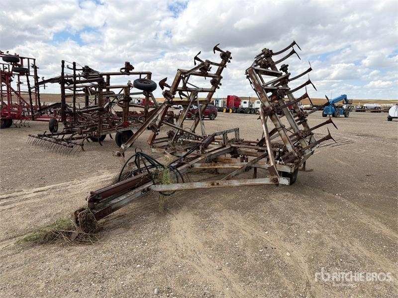 Melroe 22 ft Chisel Plow