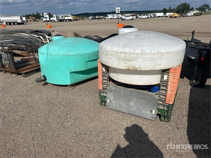 Réservoir de carburant Quantity of (2) Skid Mounted Poly Storage Tank — occasion