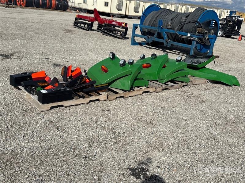 John Deere Quantity of (4) Pallets of X9 Parts — occasion