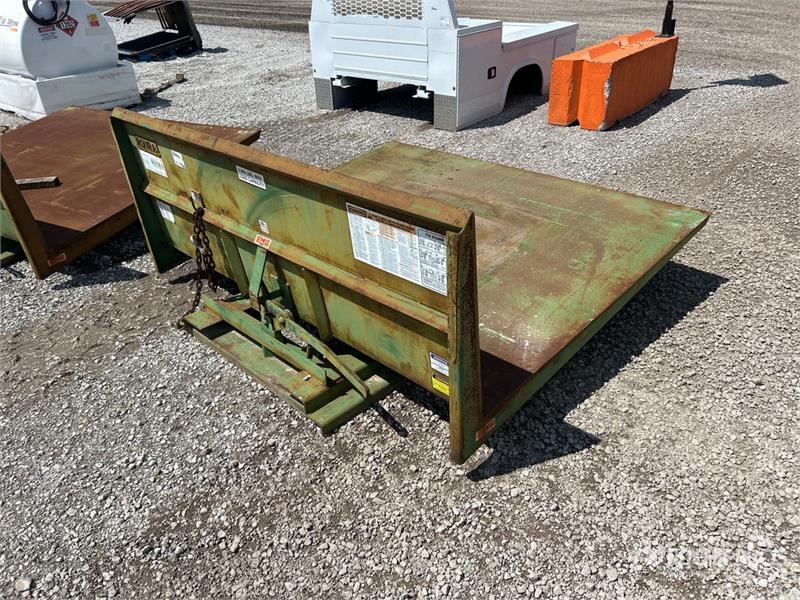 Self dumping platform