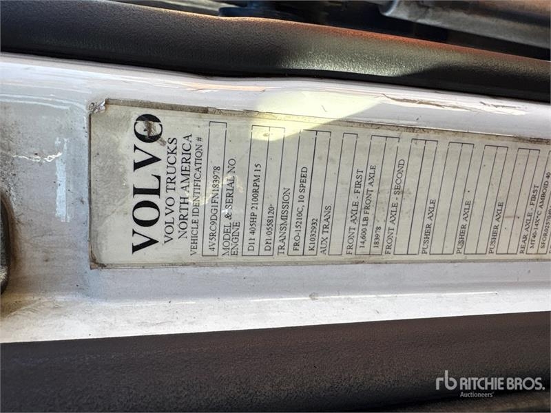 Camion porte-engins Volvo VAH — occasion 2015