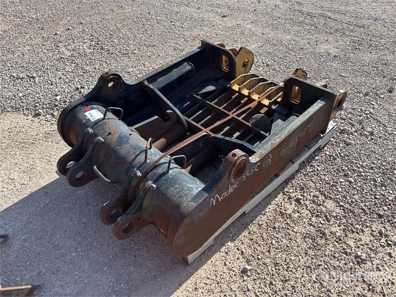 Attachment Mounting Plate - Fits 525C