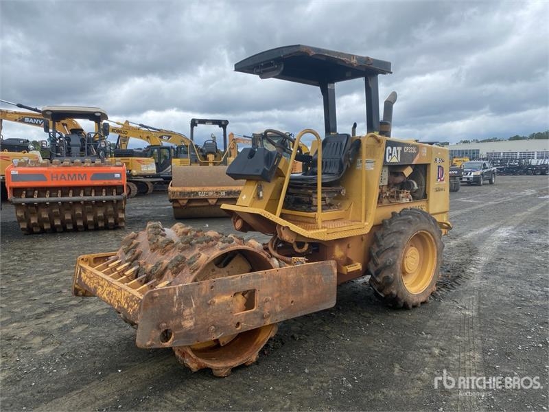 Rouleau monocylindre Caterpillar CP-323C Padfoot Drum Compactor — occasion 2008, 494 h