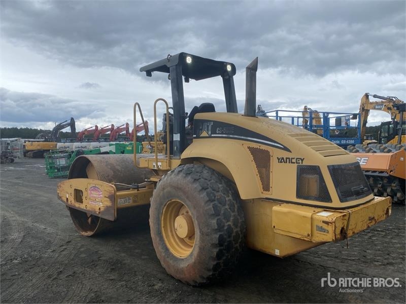 Rouleau monocylindre Caterpillar CS563E Smooth Drum Compactor — occasion 2004