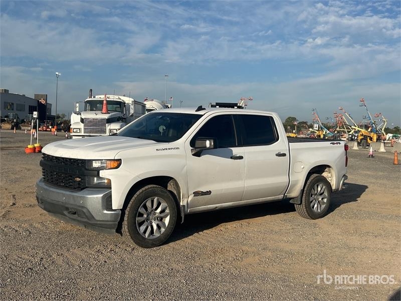 Fourgon utilitaire Chevrolet 1500 4x4 Crew Cab Pickup — occasion 2020