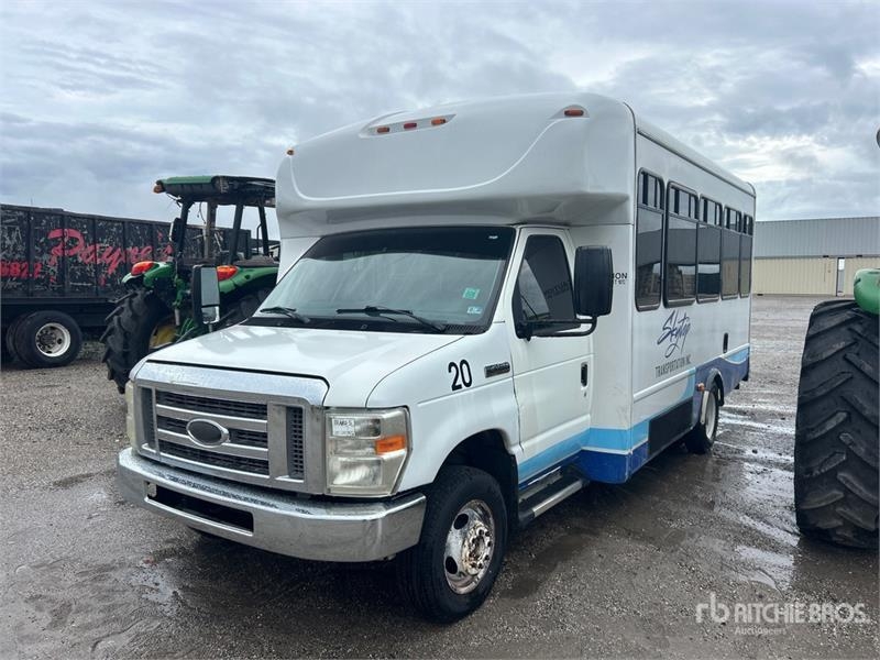 Minibus Ford E-450 Starcraft 4x2 8-Seat Transit Bus — occasion 2015
