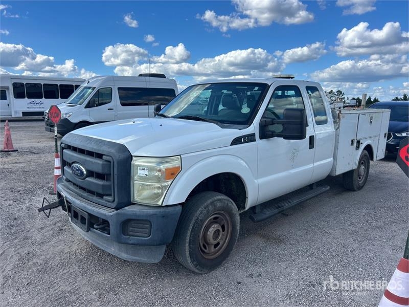 Utilitaire benne Ford F-250 4x4 Extended Cab Utility — occasion 2015