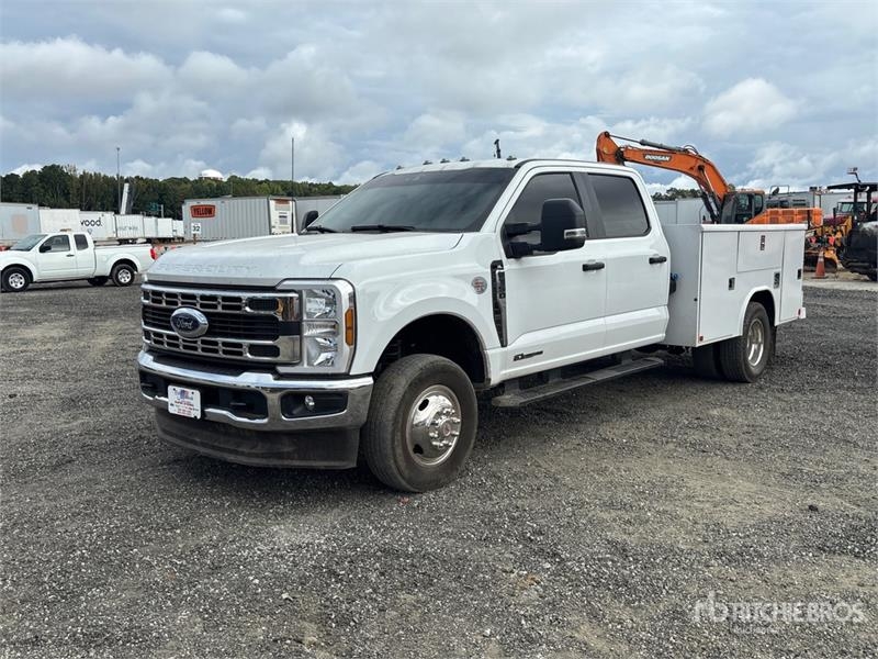 Utilitaire benne Ford F-350 4x4 Crew Cab Utility — occasion 2025