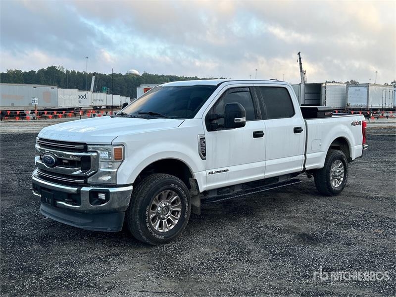 Fourgon utilitaire Ford F-350 XLT 4x4 Crew Cab Pickup — occasion 2022