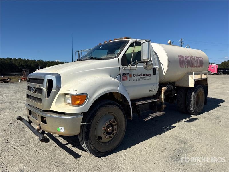 Camion citerne Ford F-750 — occasion 2006