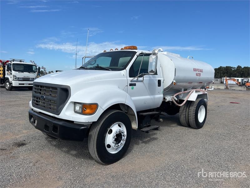 Camion citerne Ford F-750 — occasion 2001