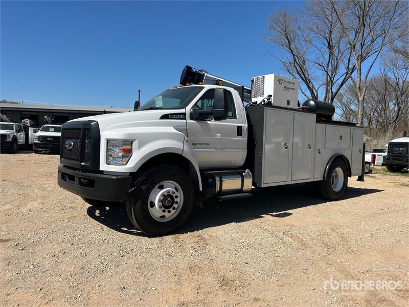 Camion municipal Ford F-750 4x2 Service — occasion 2025