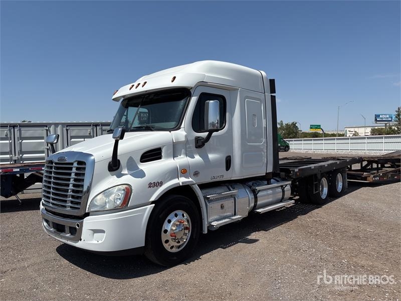 Camion porte-engins Freightliner Cascadia 113 — occasion 2020