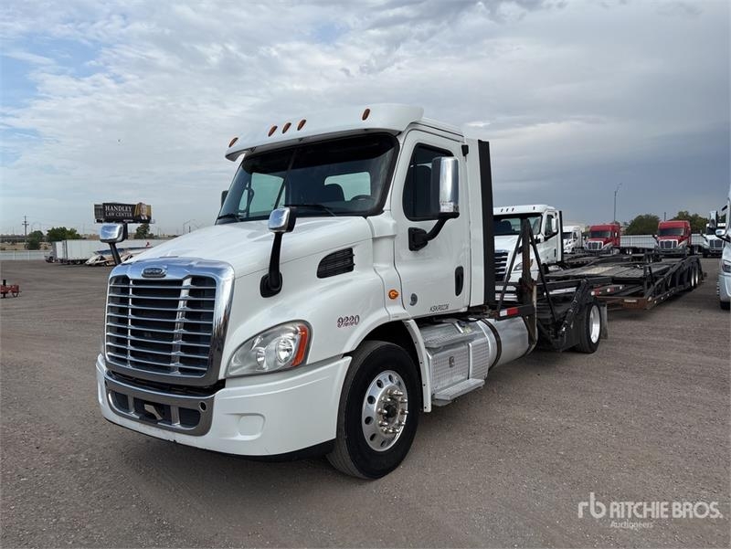 Camion porte-engins Freightliner Cascadia 113 — occasion 2019