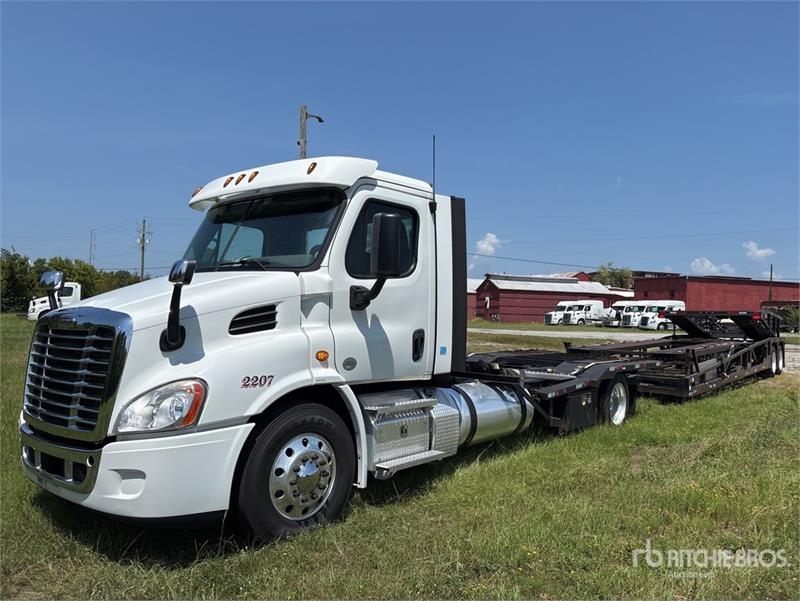 Camion porte-engins Freightliner Cascadia 113 — occasion 2020