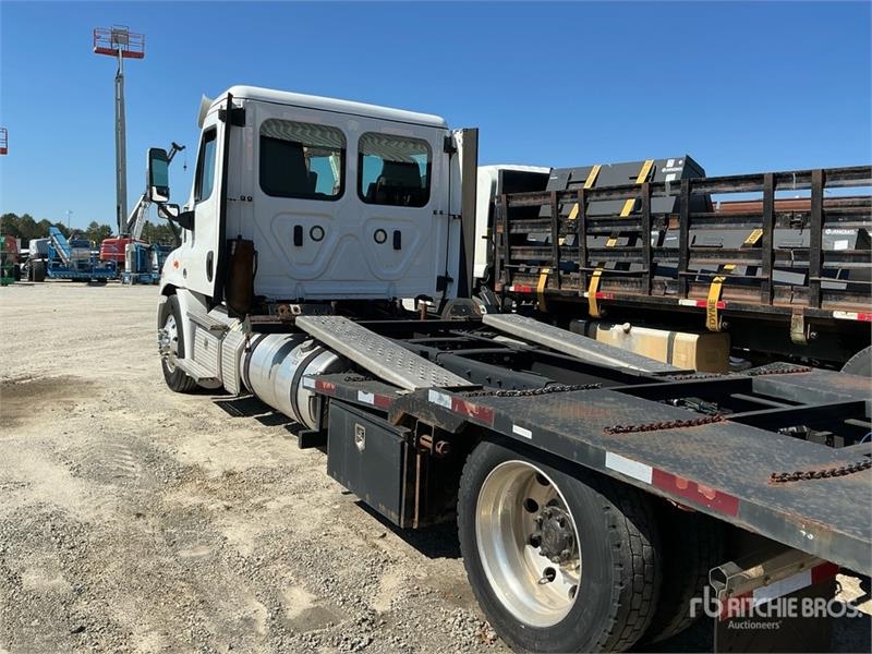 Camion porte-engins Freightliner Cascadia 113 4x2 Car Carrier — occasion 2020
