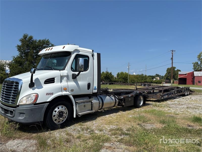 Camion porte-engins Freightliner Cascadia 113 — occasion 2020