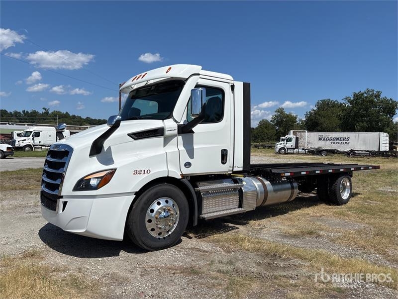 Camion porte-engins Freightliner Cascadia 116 — occasion 2024