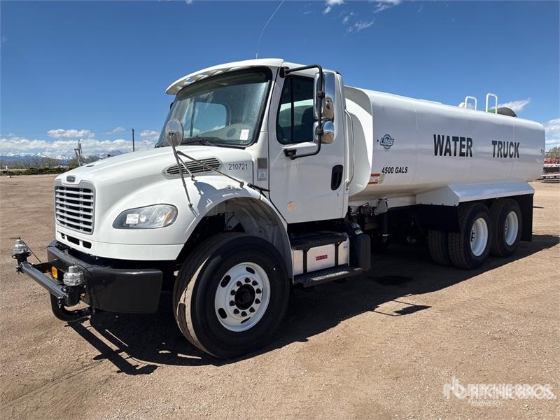 Camion citerne Freightliner M2 106 4500 gal Water — occasion 2020
