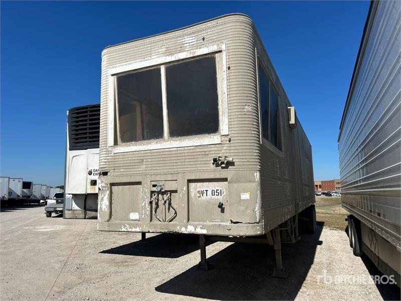 Remorque fourgon Fruehauf 40 ft x 96 in T/A Office/Site Van — occasion 1971