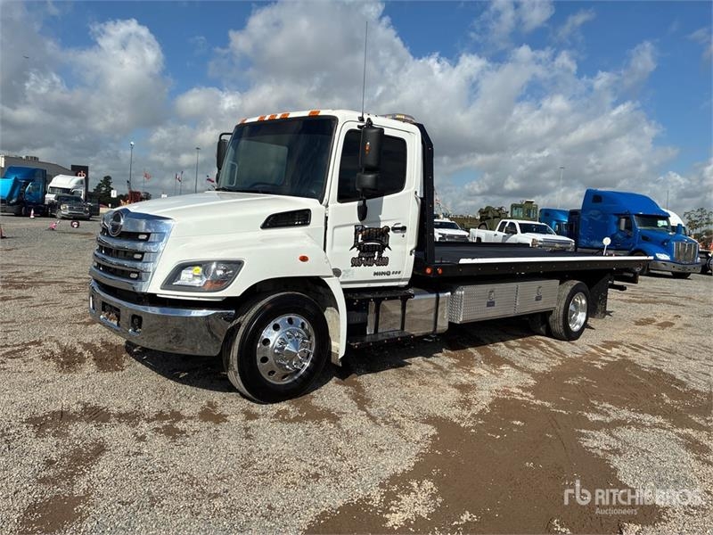 Camion de dépannage Hino 338 — occasion 2019