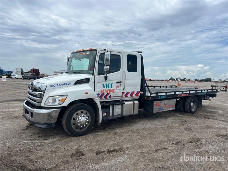 Camion de dépannage Hino L6 4x2 Rollback — occasion 2023