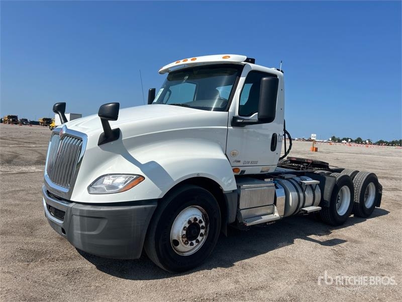 International LT625