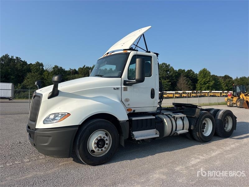 International LT625