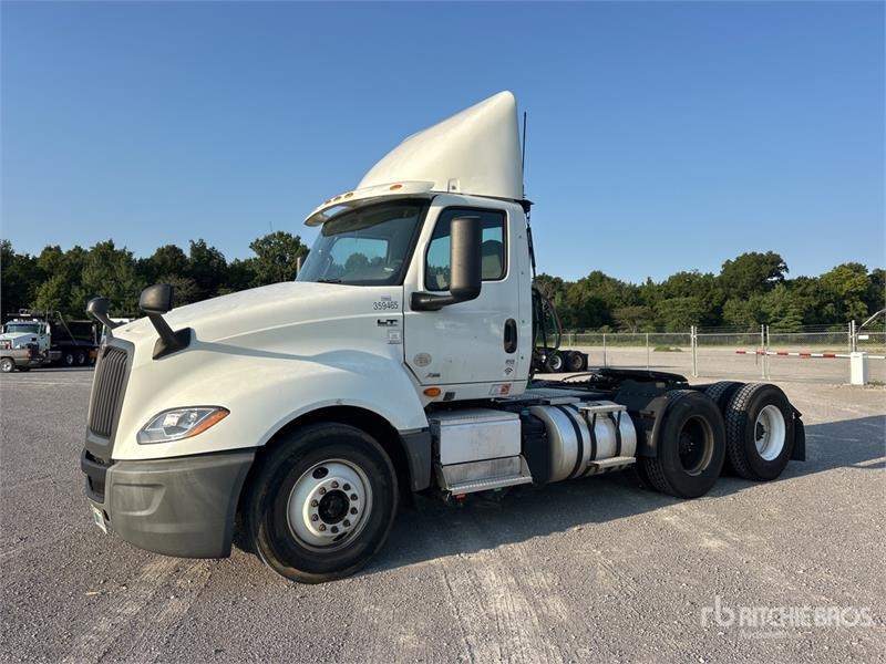 International LT625