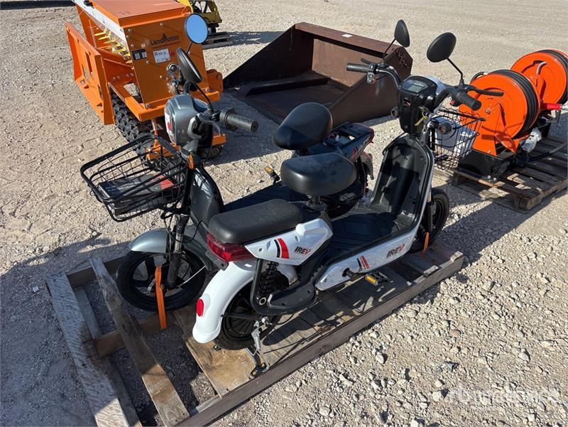 Quad IREV Quantity of (2) Ride On Scooter — occasion