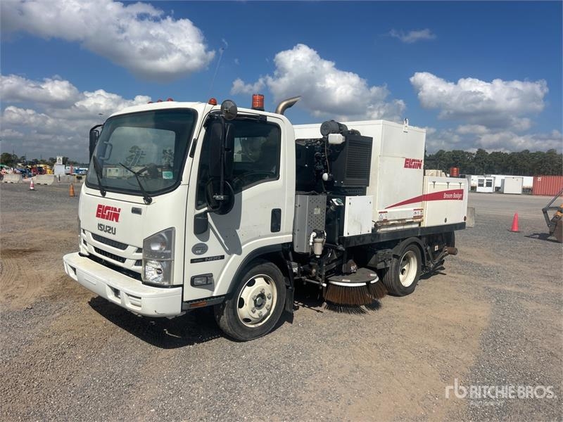 Balayeuse Isuzu NQR — occasion 2020