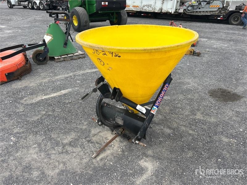 Tonne à lisier Land Pride FSP1000 3-Point 46 in Fertilizer Spreader — occasion 2017