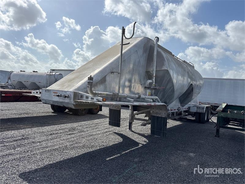 MAC T/A Pneumatic Bulk Trailer