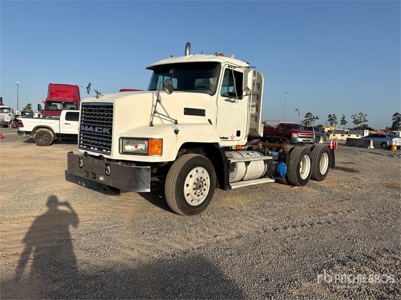 Mack CH613