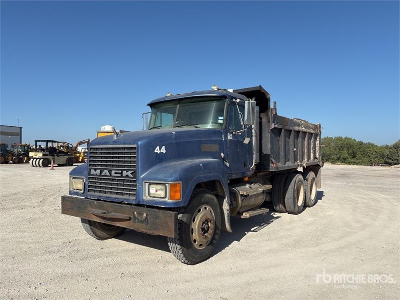 Mack CH613