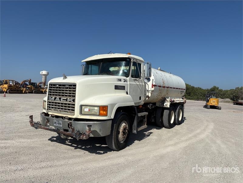 Mack CH613