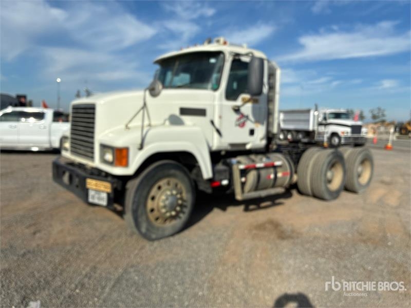 Tracteur routier Mack CHU613 — occasion 2015
