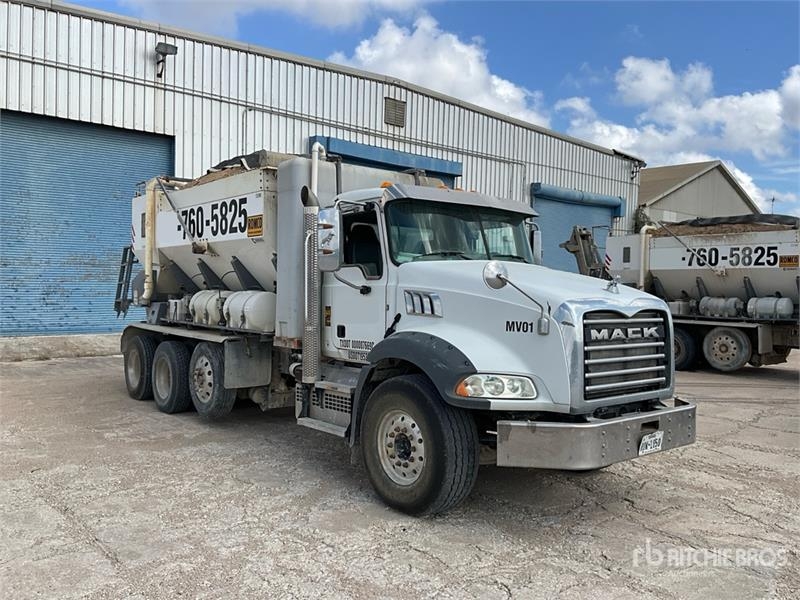 Camion malaxeur Mack GR64B 8x4 Volumetric Mixer — occasion 2022